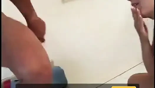 Cowok berotot suka banget ngentot memek cewek binal ini
