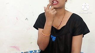 Deine Priya Bhabhi nagelt Nägel und zeigt Höschen