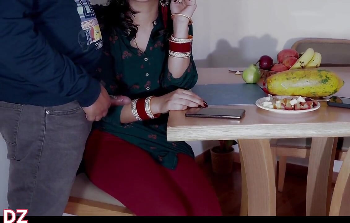 Bhabi seks z gorącą desi przyrodnią siostrą seks w hindi chłopiec dostawy audio, pełny hindi wirusowe wideo