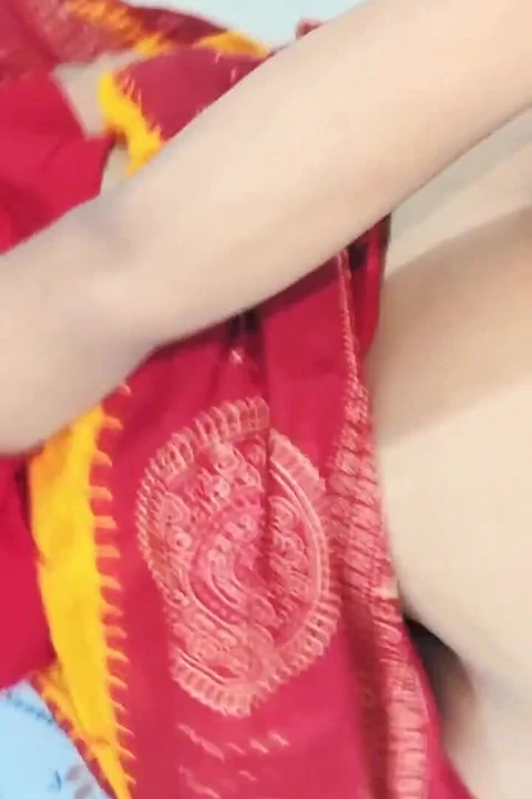 新婚德西印度人妻穿着纱丽服被内射