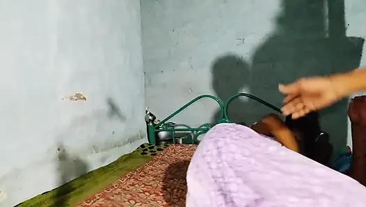 Üvey kız kardeş domaltarak sikişiyor