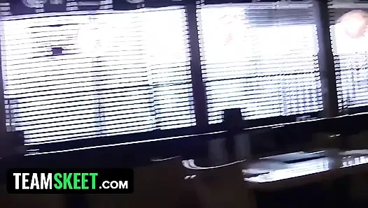 Mavi gözlü sarışın kız restoranda göğüslerini ve amını teşhir ediyor ve sonra sert yarağıma biniyor