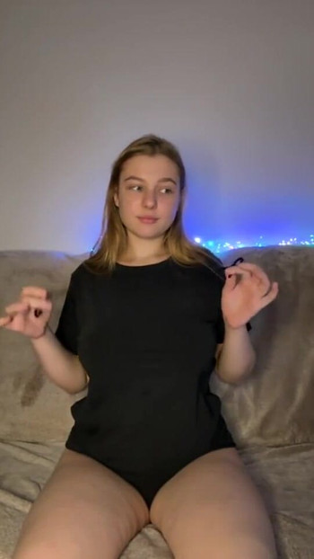 Debeli model dira svoju usku pičku | Isječak 1