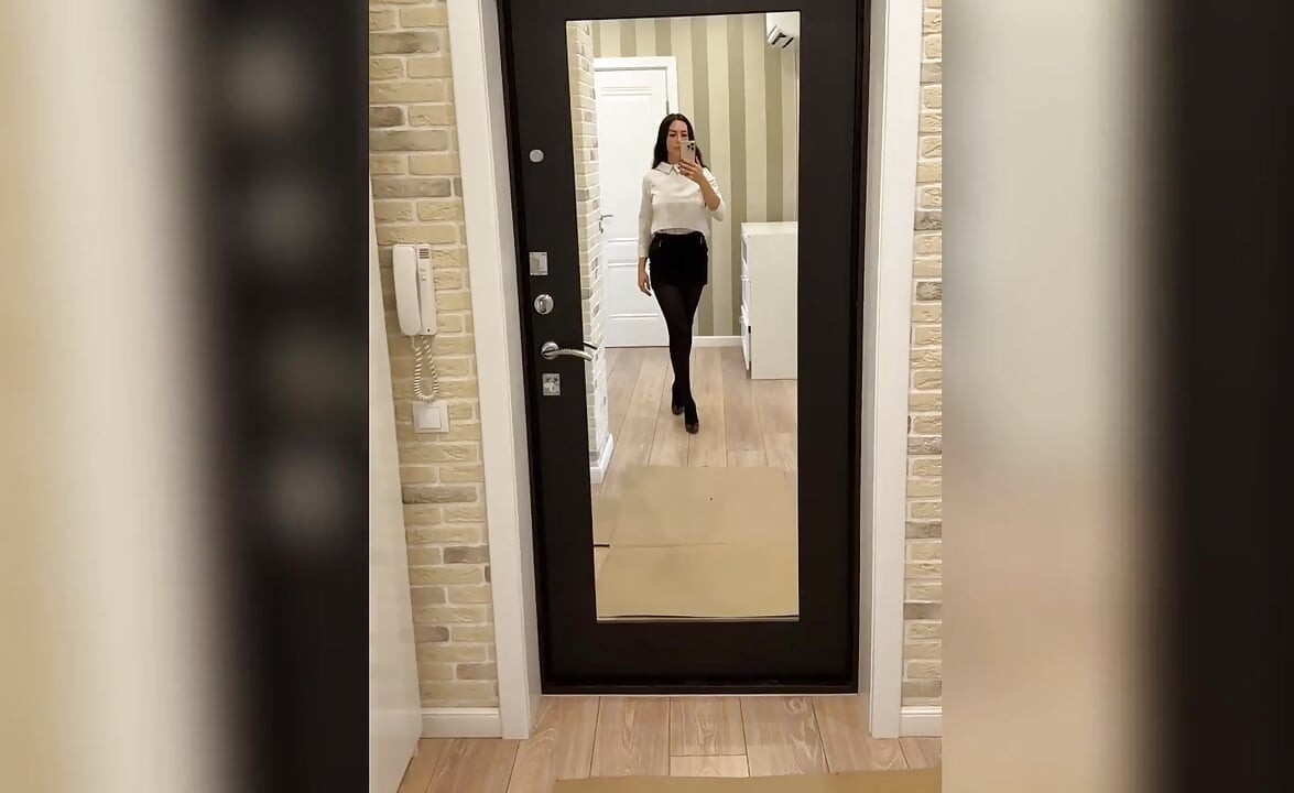 Giantess Crushing in Pantyhose and High Heels