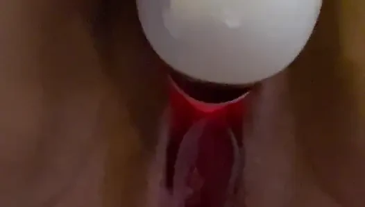 Orta yaşlı seksi kadın büyük bir dereye fışkırtıyor çünkü götündeki tıkaç bastırıyor
