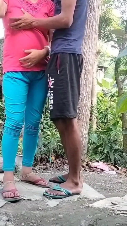 רגע מפתח מתוך "Village Girlfriend Sex with Her Boyfriend in Red T-shart in Outdoor (הסרטון הרשמי של Villagesex91)"