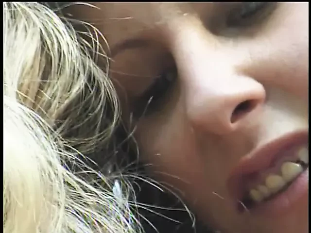 Blondýnky na podlaze fistují a lízají kundičku