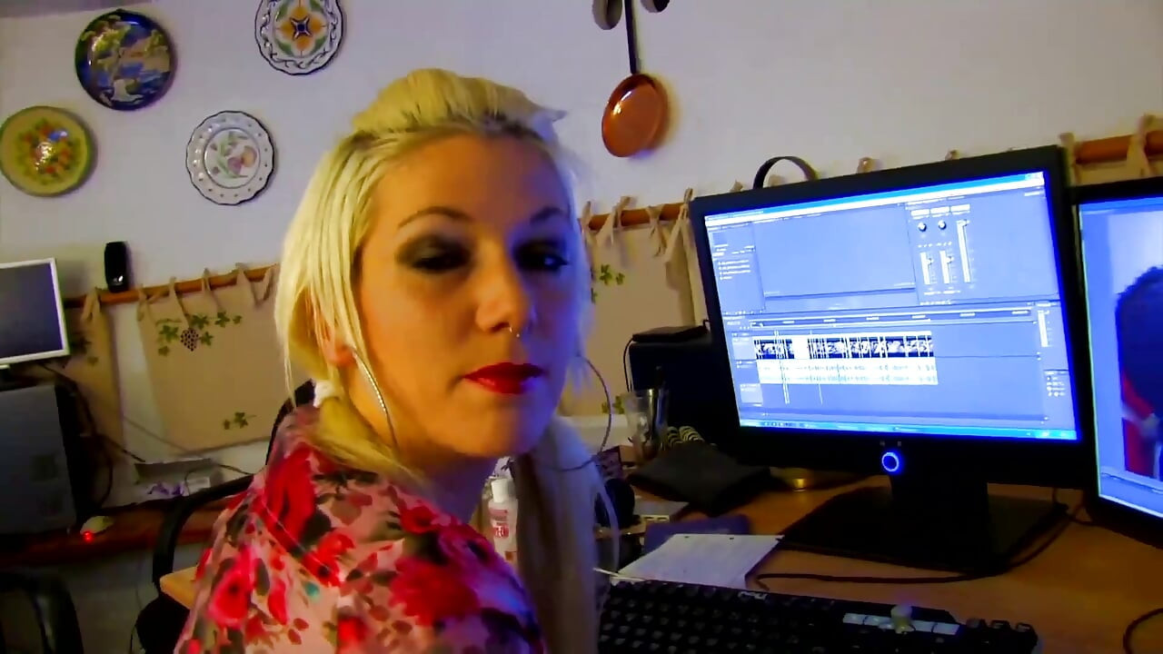 Plavuša s velikim sisama tetovirana djevojka jebe se u guzu i prstima u guzicu