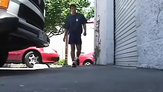 Большой хуй сосет сексуальную миниатюрную задницу блондинки, трахаются