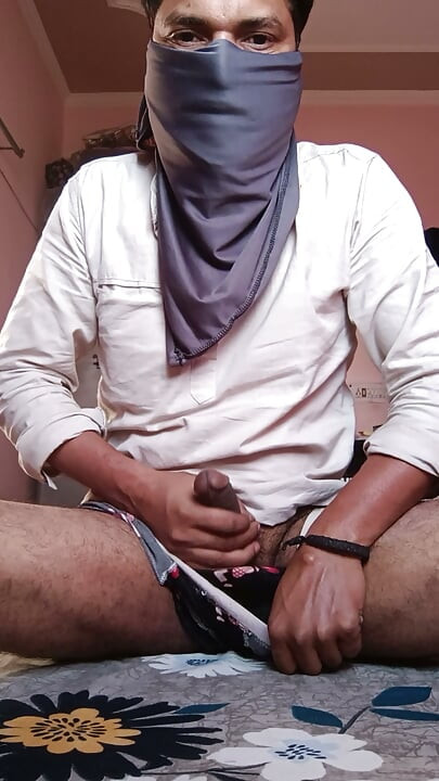 Ladka apna kala mota land hila ke mooth mar rha h kisi choot ke intazar main..