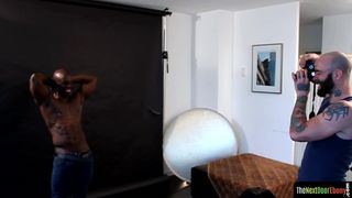 Maromo de ébano chupando durante la sesión de fotos
