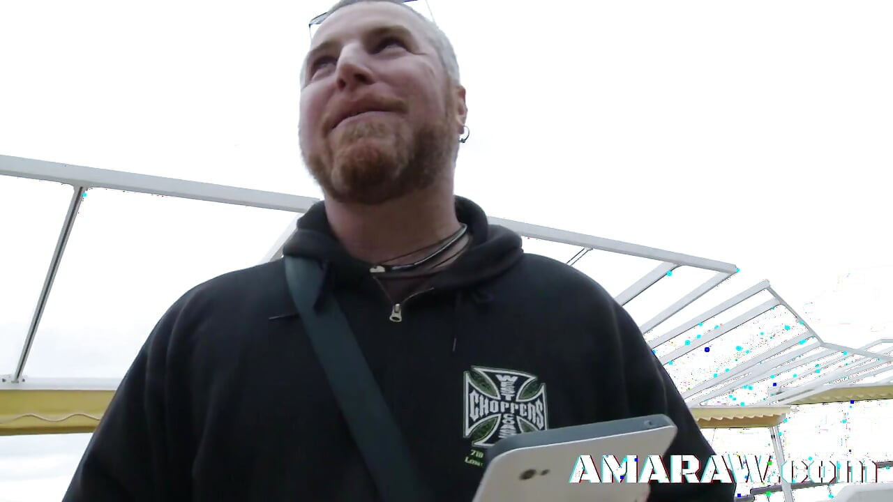 Cindy Sun stříká venku a pak dostává hardcore anální nálož
