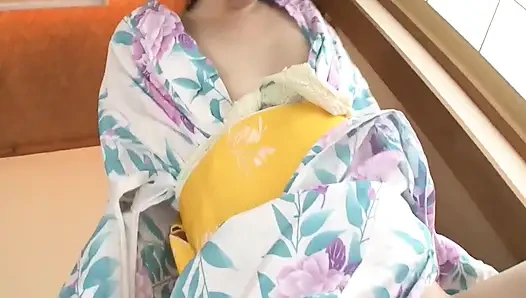 Kirli kimono sahnesi-1 Kimono'daki Asyalı esmer kıllı amının sikilmesinin tadını çıkarıyor