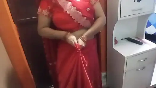 Красивая бхабхи носит красивую сари.