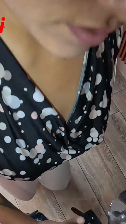 Meu chefe me deu uma promoção, mas primeiro eu tive que mostrar pra ele o quanto eu queria aquilo, tive que satisfazer ele sexualmente, mas eu… | Clipe 1