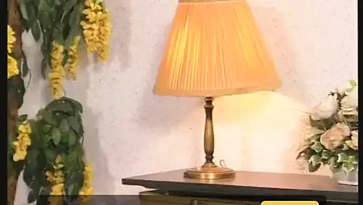 Remaja manis mengisap kontol pria tua dan disetubuhi