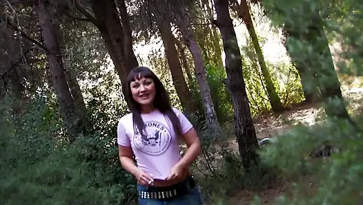 Brunette menakjubkan tanpa malu dengan stoking merah mengisap kontol di taman