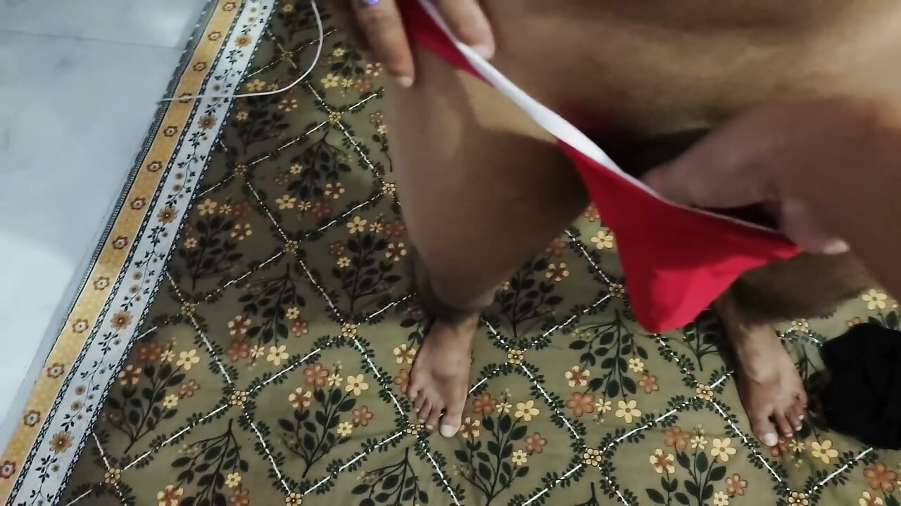 把 Brinjal 塞进 Behan 的 Chut 里，然后射了 Cumshot