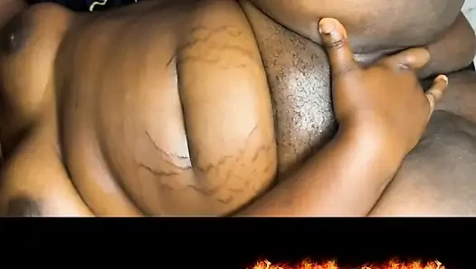 Pijat berminyak berubah menjadi penetrasi memek yang dalam & hot sendirian