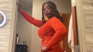 Une MILF noire juteuse exhibe son cul dans diverses poses