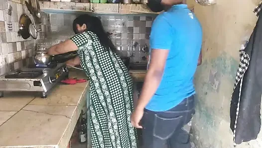 Desi bhabhi besar belahan dada menggoda di dapur gadis desa India panas terekspos