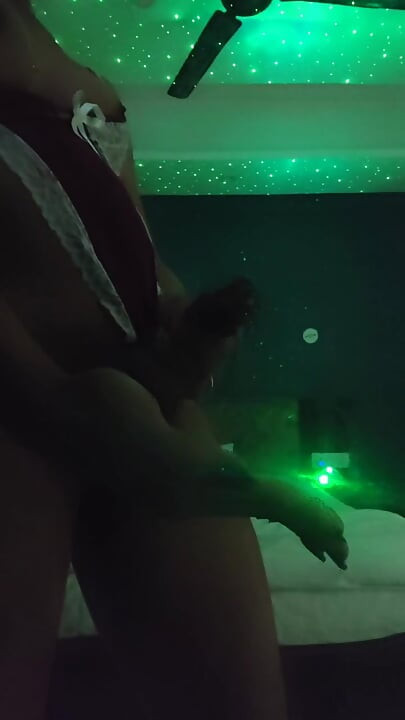 印度Desi人妖跳舞並玩弄她的巨屌