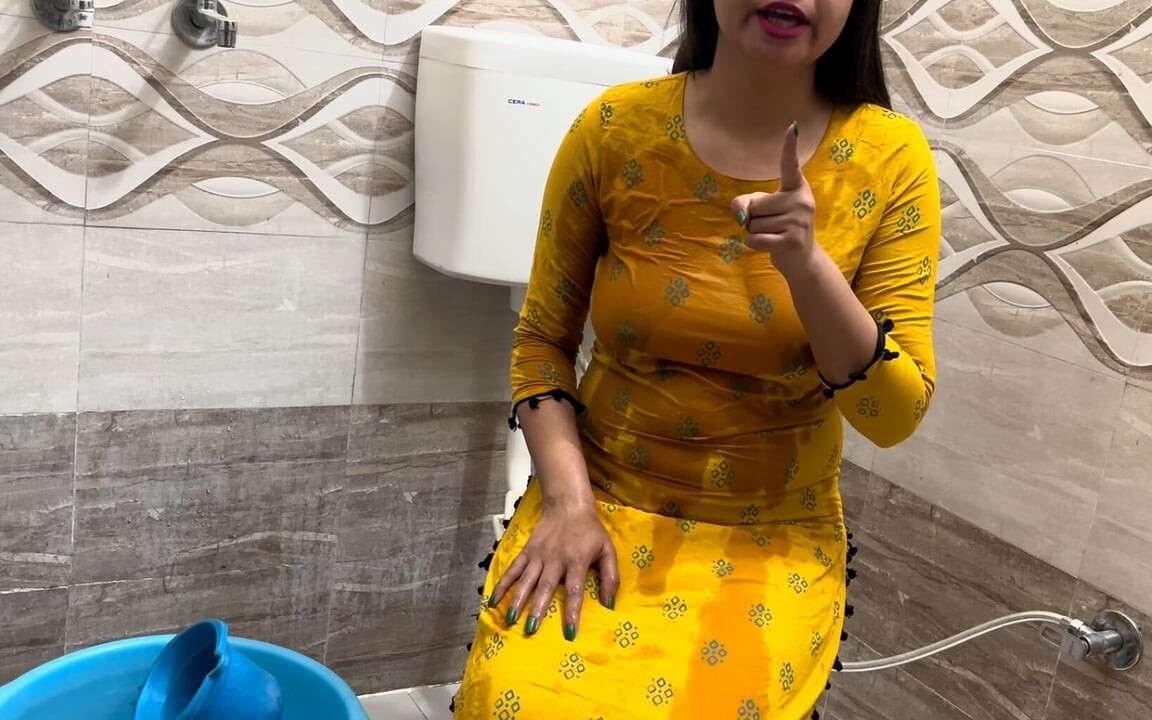 India madrastra meando en baño hijastro muy travieso indio follando en audio hindi
