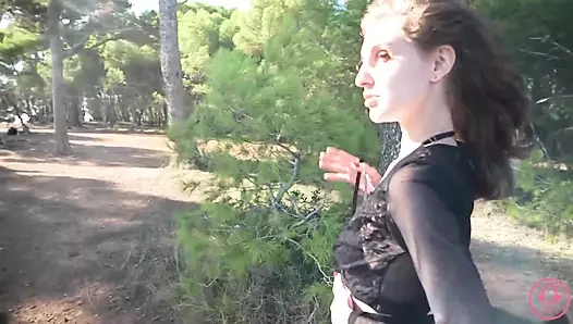 Das mädchen im urlaub wird verspielt im auto