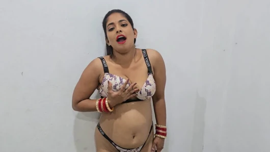 Desi bhabhi war beim einkaufen im einkaufszentrum, als sie ihren alten freund sah, sie kam mit.