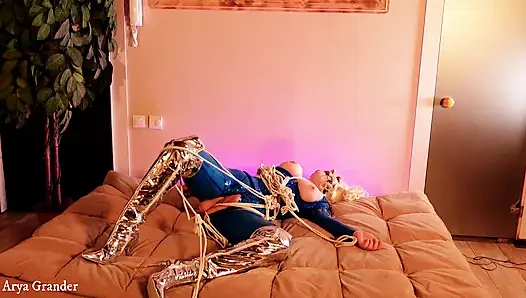 Latex-bondage-flucht, sexy MILF in gummi unterwürfig mit würge