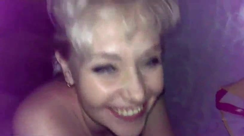 Isteri blonde dikongkek buatan sendiri