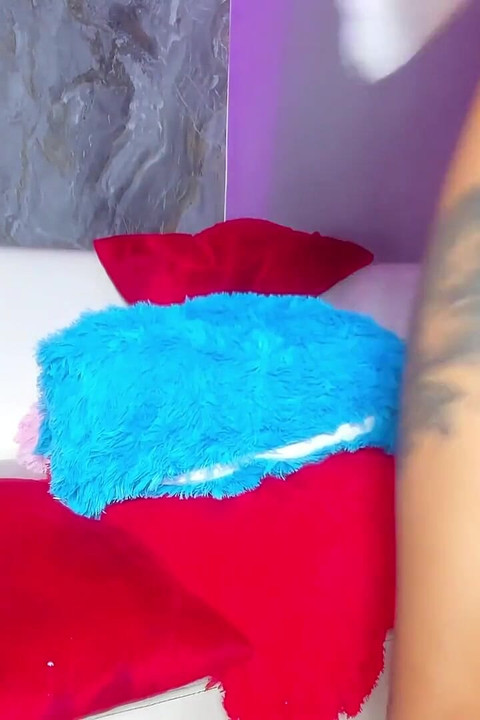 Kız çığlık atana kadar takma yarakla sikişiyor