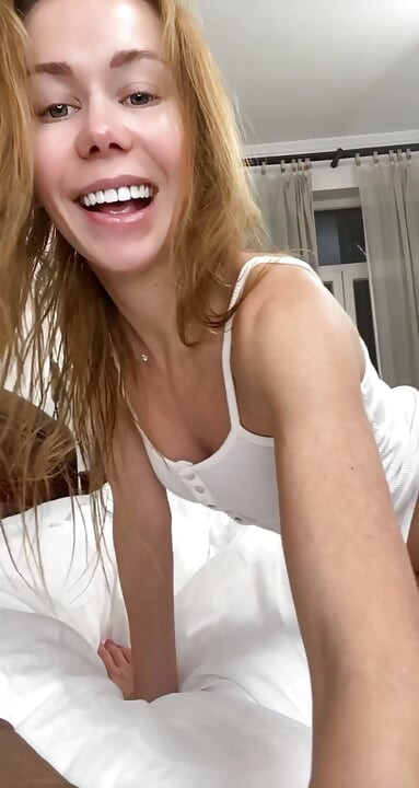 Minyon tatlı kız göt deliğine büyük bir dildoyla patlayıcı bir orgazm yaşıyor