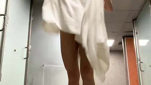 Симпатичная девушка с удивительным телом принимает душ после спортзала