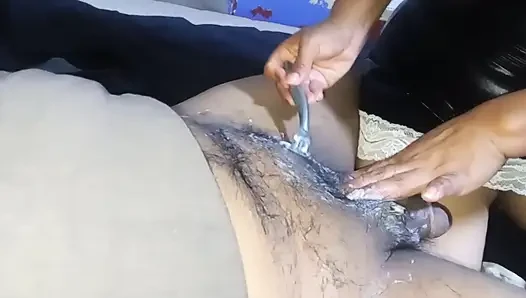 Mencukur penis dan peler tetanggaku, dengan cara kuno, kontolnya yang dicukur terlihat sangat lezat, dan aku memberinya yang pertama