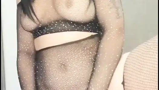 Gadis Turki berambut cokelat muasin dirinya sendiri dengan vibrator