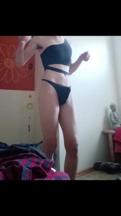 フェムボーイが自分の体を披露する