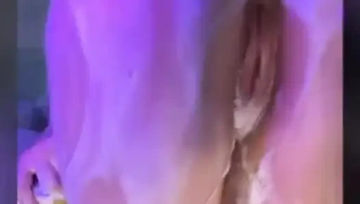 Pertunjukan shower ekstrem. Muncrat di depan umum. Seks anal di kamar mandi. Close up - Ngentot.