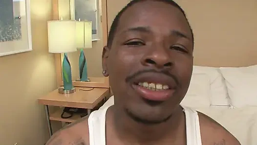 Cewek semok kulit hitam bertato dientot sama kontol besar pria kulit hitam