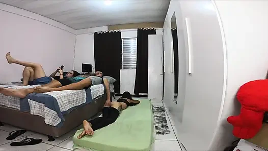 Жене пришлось разделить комнату со своим другом