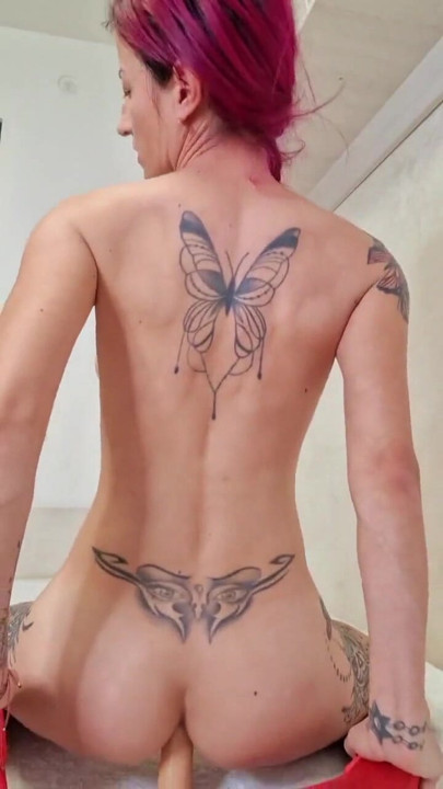 Сексуальна неслухняна жінка трахає свою дупу! | Кліп 1