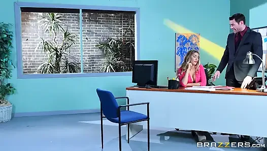 Sarışın August Ames sert bir yarak için Charles'ı baştan çıkarmak için ofis işini bırakıyor