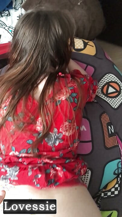 Piękna milf w czerwonej sukience ssała kutasa sąsiada na balkonie i zaprosiła go z powrotem na swoje miejsce - Lovessie