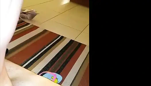 Kiffa orgasme sambil meremas kontolnya dan bikin cowok ini memuja kakinya