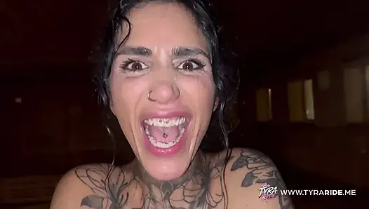 Cewek hot bertato rambut cokelat lagi asik muasin memeknya pakai dildo warna pink - steamy sauna pov