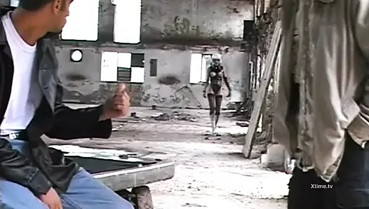 Dilating arschloch eines sexy rasierten mädchens im fetischkleid