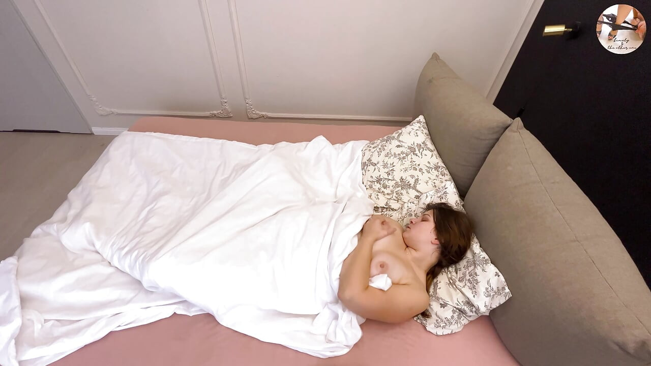 Home Alone Housewife Starts Her Day with Pussy Play