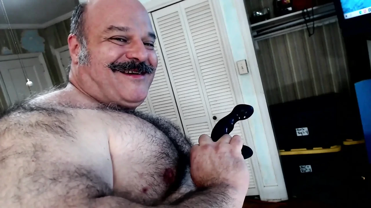Bullmusclejoe Uses His Friends Dildo to Taste His Own Ass!