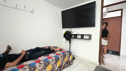 Üvey erkek kardeşim odasında büyük yarağına dokunuyor ve onu boşalmasını izleme fırsatını değerlendiriyorum