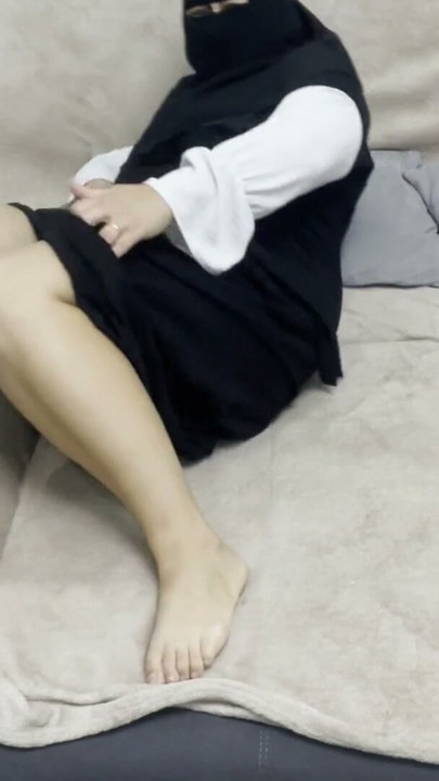 An Arab woman named Khalifa masturbates and caresses a pillow with her wet pussy. | Clip 1
